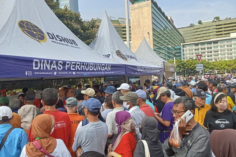 Pendaftaran kartu layanan gratis transportasi umum di Car Free Day Bundaran HI, Jakarta Pusat, Minggu (2/10/2025)