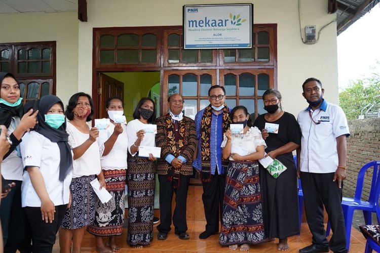 Seskemenkop UKM Prof Rully Indrawan menyerahkan Banpres (dok. Kemenkop)