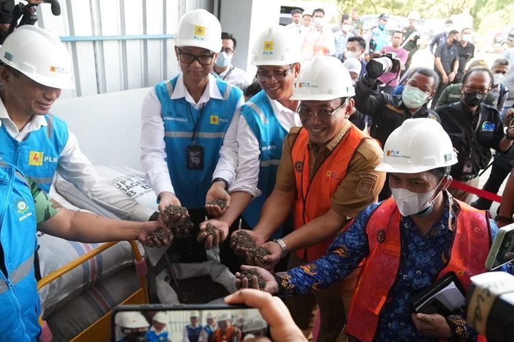 Pemkot Cilegon bersama PLN resmikan pabrik pengelolaan sampah bahan bakar jumputan padat (BBJP) di Tempat Pembuangan Sampah Akhir (TPSA) Bagendung. 

