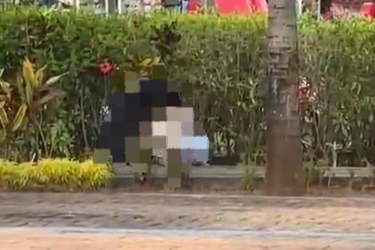 Pasangan muda-mudi mesum di Taman Kota Jajanan Masyarakat (Tajamara) di Desa Kolor, Kecamatan/Kota Sumenep. 