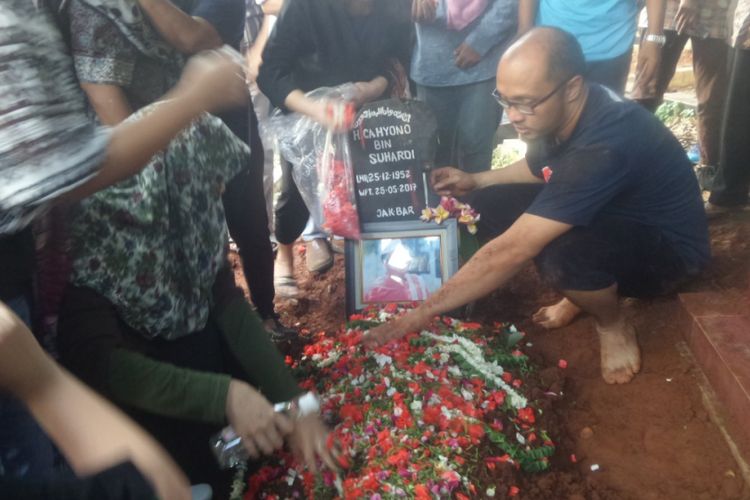 Pemakaman pelawak Cahyono di TPU Komplek TVRI, Jakarta Barat, Kamis (25/5/2017) sore.