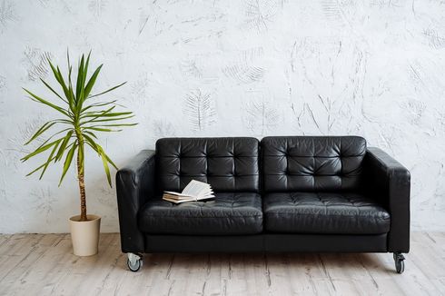 5 Tanda Sofa Kulit di Ruang Tamu Anda Perlu Segera Diperbaiki