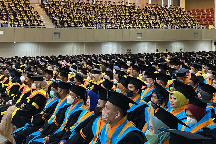 Universitas Terbuka (UT) menggelar seremoni wisuda bagi 23.166 lulusan untuk periode I tahun akademik 2022/2023 pada Selasa, 22 November 2022 di UT Convention Center, Tangerang Selatan.


