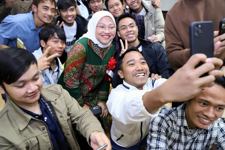 Menaker Ida Fauziyah bersama para peserta program magang di Jepang. 