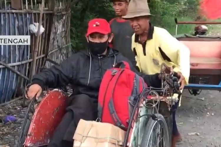 Slamet, tukang becak di Pemalang, Jawa Tengah, bersiap mengantar pemudik yang turun dari bus antarkota antarprovinsi, Rabu (27/4/2022). Momen Lebaran 2022 ini menjadi ladang rezeki bagi mereka.