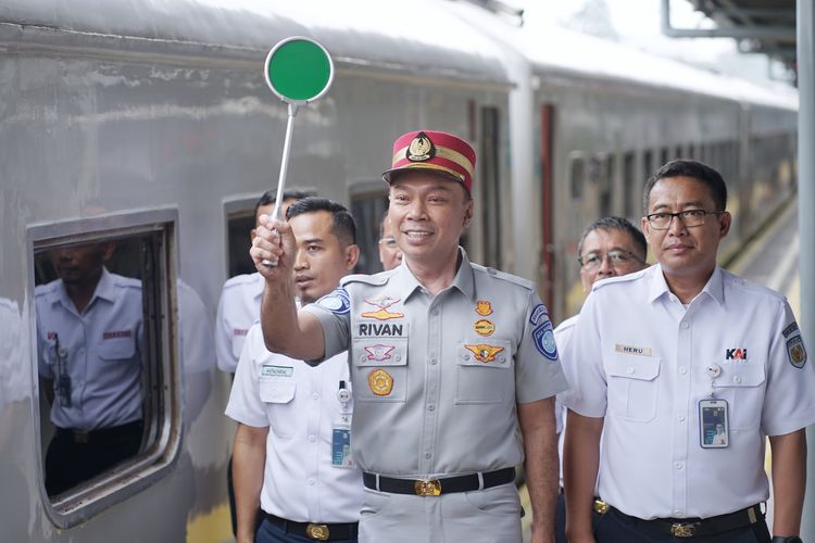 Direktur Utama (dirut) Jasa Raharja Rivan A Purwantono saat melepaskan ribuan pemudik dengan moda transportasi kereta api dalam program Mudik Bersama BUMN 2024, Selasa (2/4/2024)