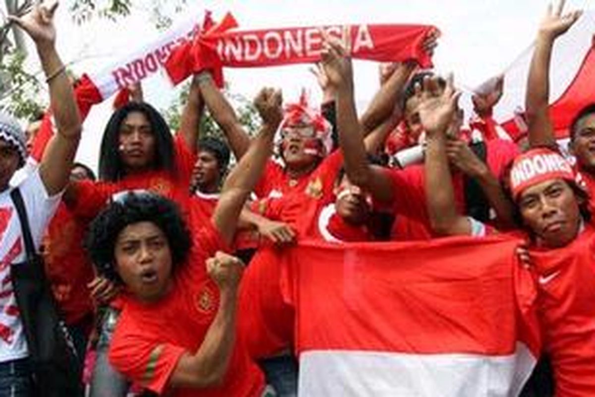 Ribuan pendukung Timnas Indonesia mulai membanjiri Stadion Nasional Bukit Jalil, Kuala Lumpur, Malaysia, Minggu (26/12/2010), untuk menyaksikan laga Timnas Indonesia melawan tuan rumah Malaysia. Indonesia bertemu Malaysia dalam Final Piala AFF leg pertama, dan akan menjamu Malaysia di Jakarta pada leg kedua 29 Desember mendatang. 
