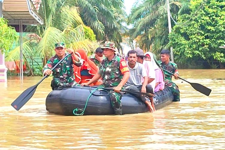 Prajurit TNI membantu warga beraktivitas menggunakan perahu karet, di Desa Sontang, Kecamatan Bonai Darussalam, Kabupaten Kampar, Riau, Selasa (2/1/2024).