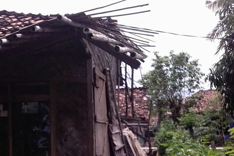 Puting beliung memporak porandakan rumah warga. 