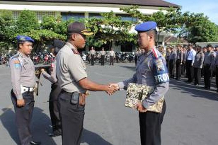  Anggota Bagian Sumber Daya Manusia (Sumda) Polres Semarang mendapat sanksi pemberhentian dengan tidak hormat (PDTH) apel pagi di Polres Semarang, Senin (31/8/2015) pagi. Satu anggota Provos Polres Semarang menerima keputusan PDTH
