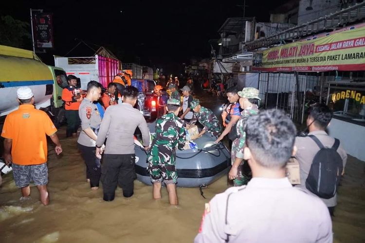 Proses evakuasi banjir di Jalan Raya Blega Kabupaten Bangkalan, Selasa (12/3/2024). 