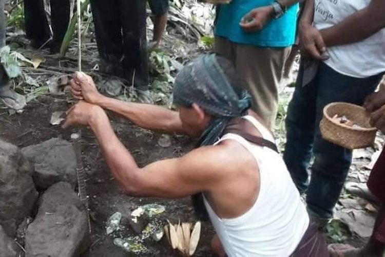 Pelaksanaan ritual tuba ile di areal perkebunan Dusun Bawalatang, Desa Nawokote, Kecamatan Wulanggitang, Rabu (3/1/2023).