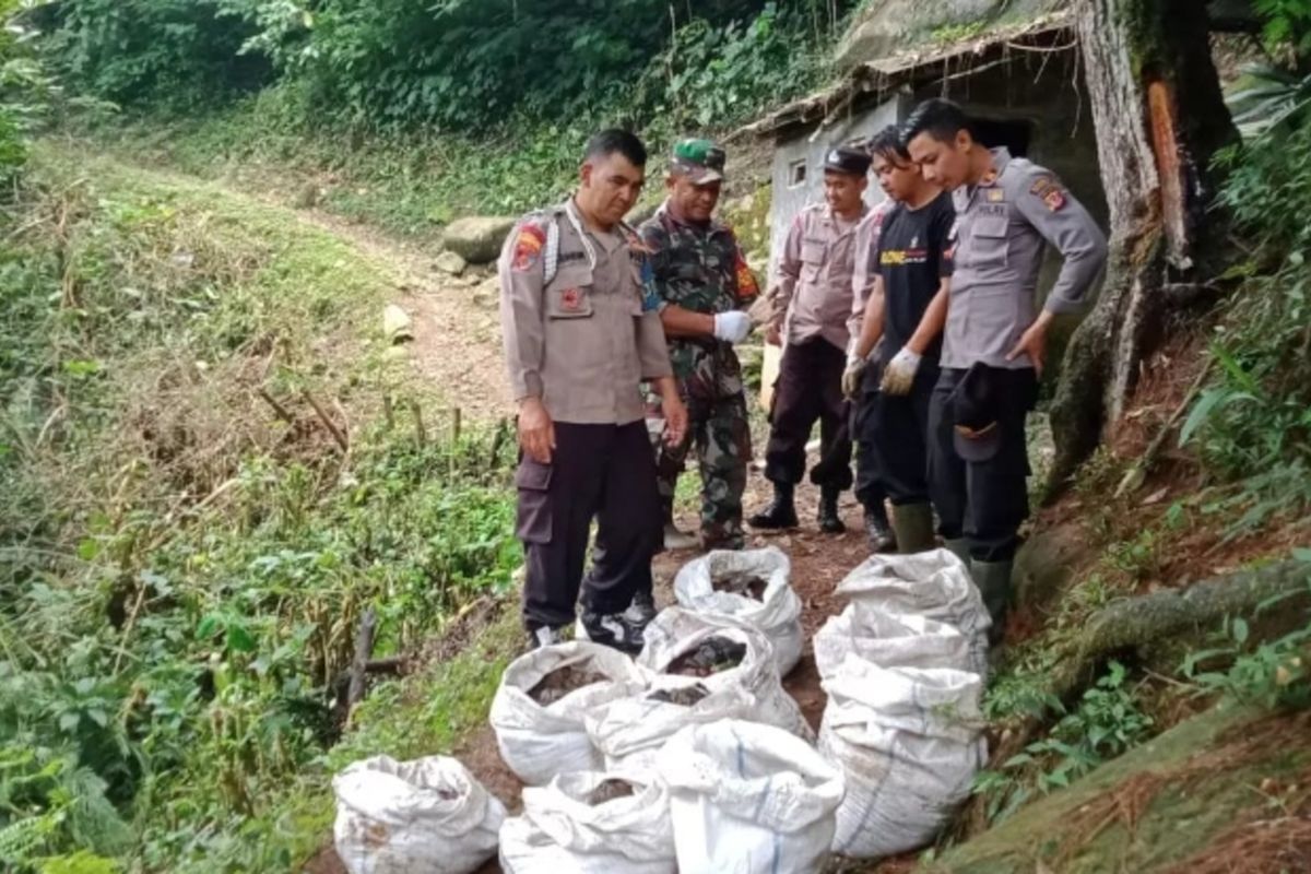 Sampah celana dalam wanita yang berserakan dan bertumpuk di Situs Nagara Padang di Kecamatan Ciwidey yang dibuang oleh peziarah disebut Kedisparbud Kabupaten Bandung bukan berada di wilayah Kabupaten Bandung melainkan Kabupaten Bandung Barat.