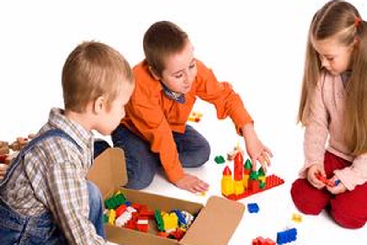 Bermain bongkar-pasang akan membantunya melatih daya khayal spasial. Dukung dengan memberikan permainan yang ia sukai. 