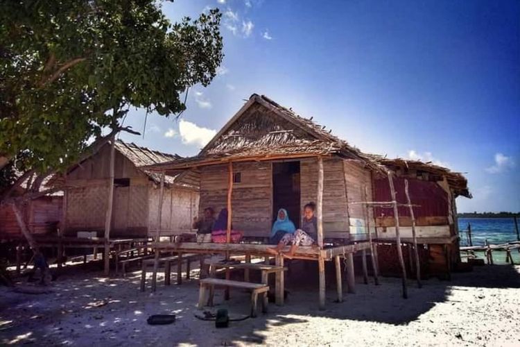 Rumah Nelayan Pulau Lampu di Desa Wisata Mbuang-mbuang, Sulawesi Tengah