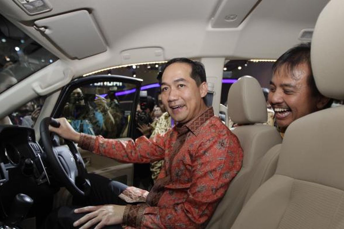 Menteri Perdagangan RI Muhammad Lutfi, saat meninjau pameran otomotif Indonesia International Motor Show 2014, di JIExpo, Kemayoran, Jakarta Utara, Kamis (18/9/2014).