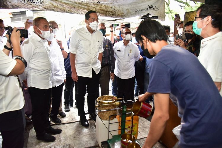 Menteri Perdagangan Muhammad Lutfi bersama Gubernur Sumut Edy Rahmayadi meninjau Pusat Pasar Medan untuk memastikan ketersediaan minyak goreng.
