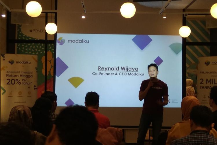 Co-Founder dan CEO Modalku Reynold Wijaya memberikan paparan kinerja Modalku hingga tahun 2019 di acara media gathering dan halal bihalal Modalku di Jakarta, Rabu (3/7/2019).