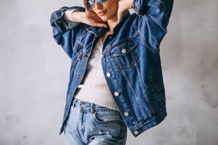 6 Cara Styling Jaket Jeans untuk Wanita Usia 55 Tahun agar Tetap Chic
