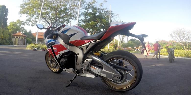 Tersedia dalam dua pilihan warna hitam karbon dan Tricolor-Honda.