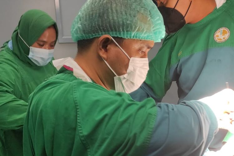 Tim dokter bedah saraf di RSUD Soekarno Bangka Belitung, Rabu (31/8/2022).