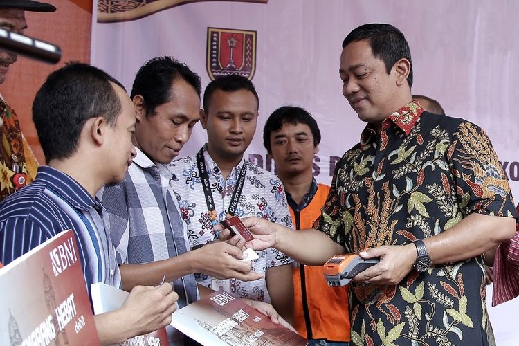 Wali Kota Semarang Hendrar Prihadi mencoba mesin Elektronik Data Capture (EDC) E-Money untuk transaksi pembelian.