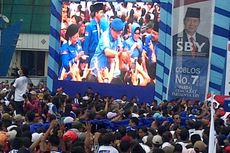 Berkampanye di Malang, SBY Bagi-Bagi Bola 