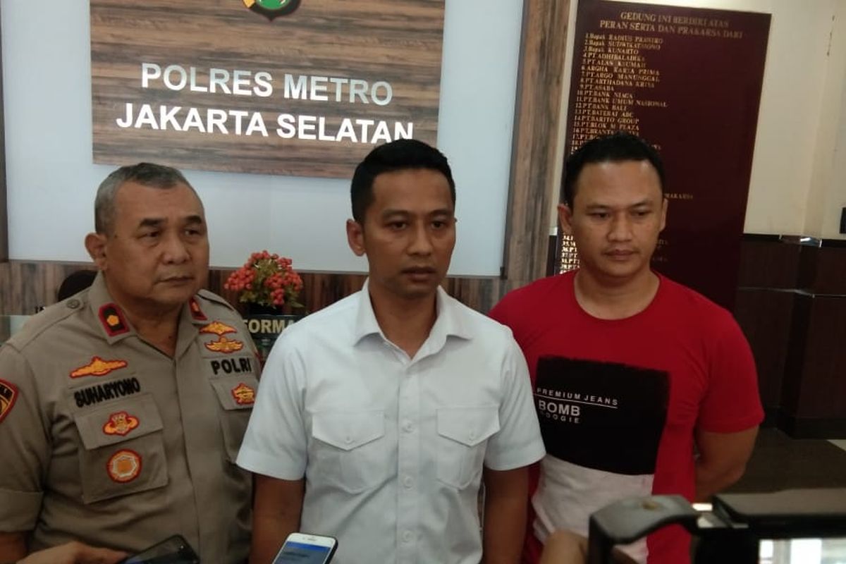 Kanit Krimum Polres Metro Jakarta Selatan AKP Ricky Pranata (tengah) di Polres Jakarta Selatan, Kamis (27/2/2020).