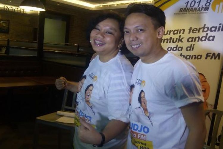 Dua personil grup Project Pop, Udjo dan Tika Panggabean diabadikan usai jumpa pers di Restaurant Brewerkz, Senayan City, Jakarta Pusat, Jumat (17/4/2015).