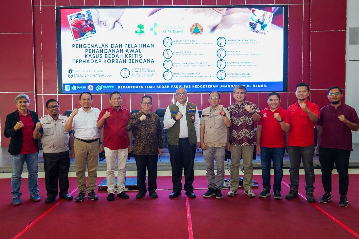 Pemerintah Kota (Pemkot) Padang bekerja sama dengan Universitas Andalas (Unand) dan Rumah Sakit Umum Pusat (RSUP) Dr. M. Djamil Padang menggelar Pelatihan Penanggulangan Awal Kasus Bedah Kritis Terhadap Korban Bencana, di Gedung Bagindo Aziz Chan, Kantor Balai Kota Padang, Sabtu (2/11/2024). 