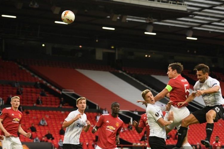 Aksi Harry Maguire (5) dalam laga leg kedua babak 16 besar Manchester United vs LASK di Stadion Old Trafford, Inggris, Rabu (5/8/2020) malam waktu setempat atau Kamis (6/8/2020) dini hari WIB. 