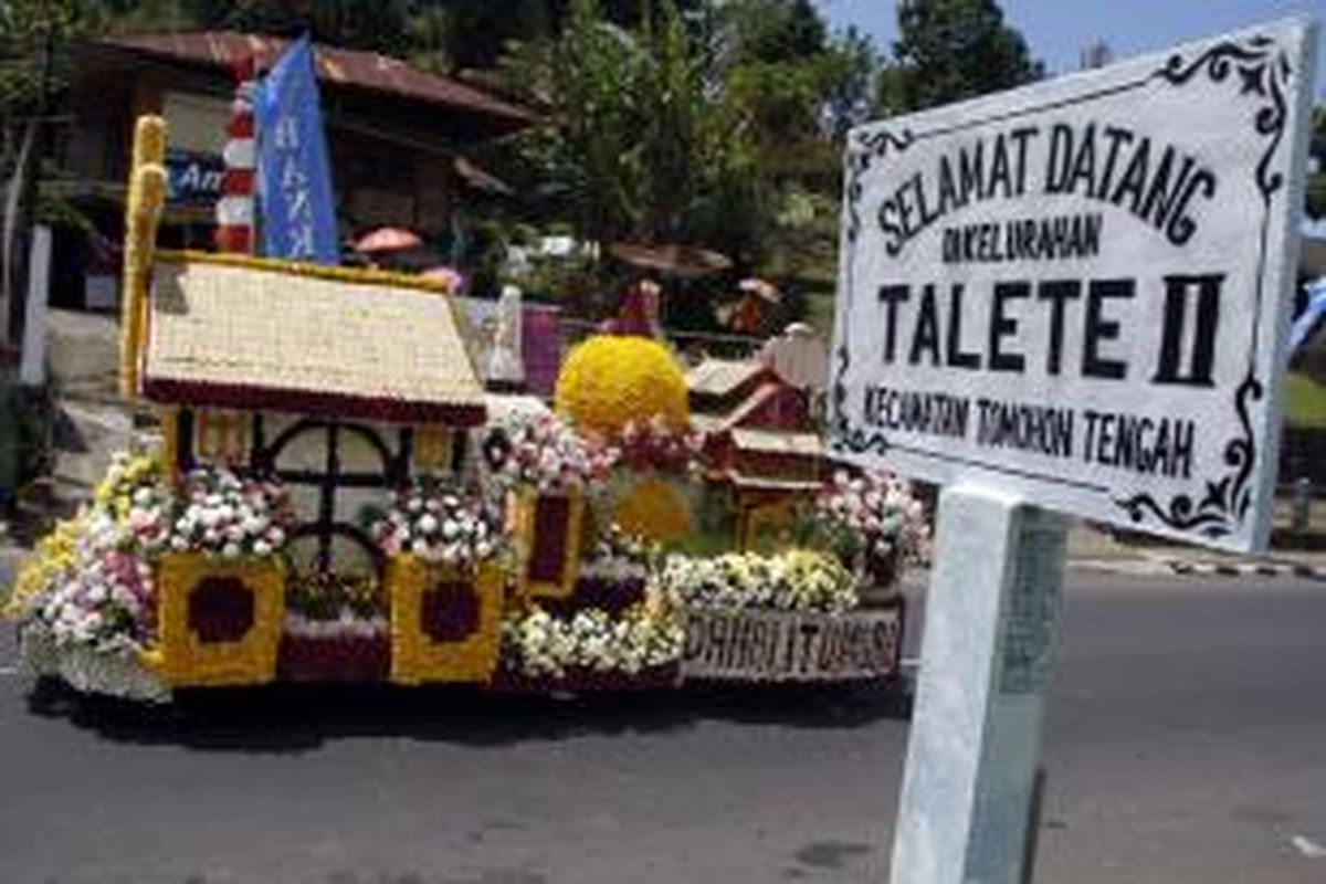 ILUSTRASI - Konvoi peserta parade bunga, Tournament of Flower (TOF) yang berlangsung di sepanjang Kota Tomohon, Sulawesi Utara, Rabu (8/8/2012). 