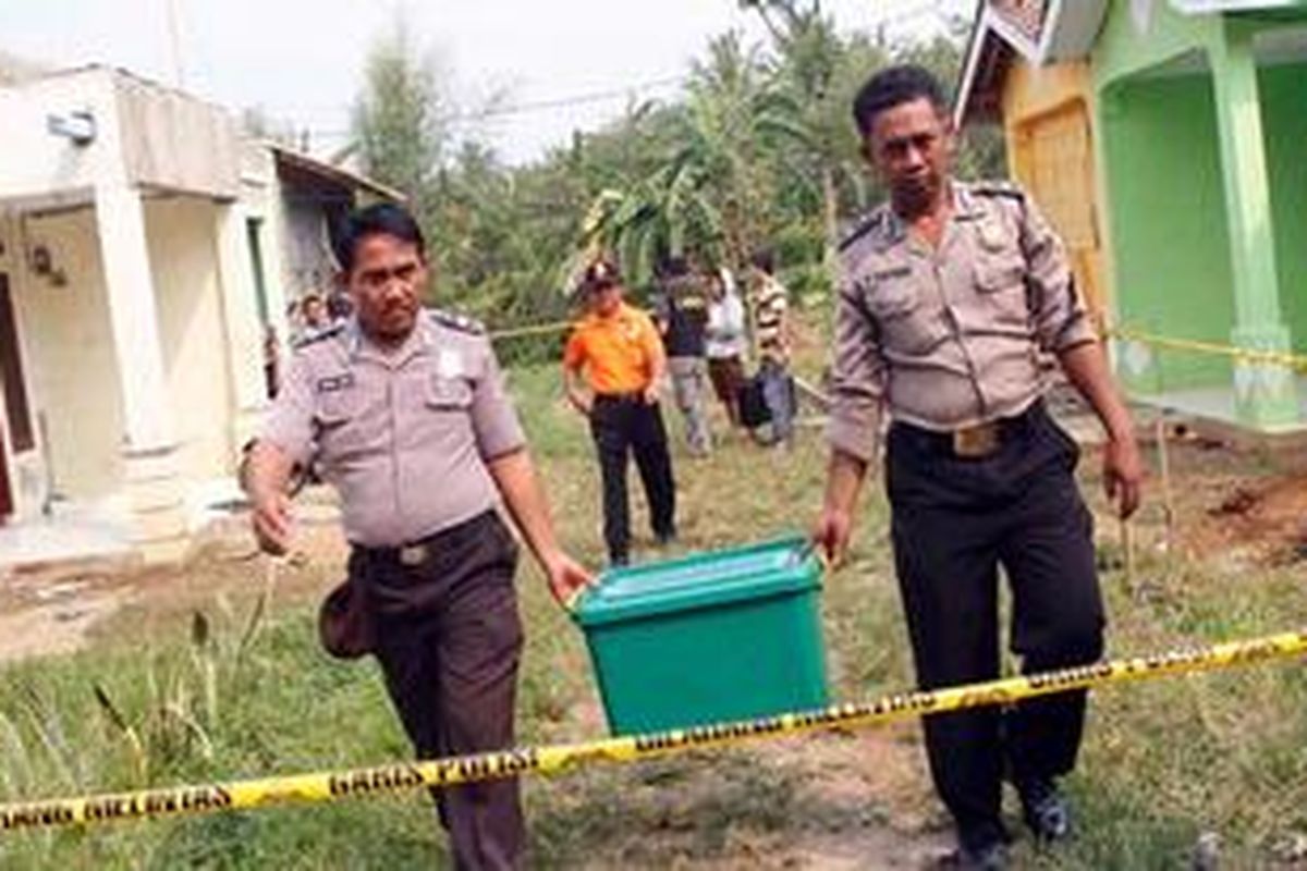 Polisi bersama tim INAFIS mengamankan sejumlah barang bukti dari lokasi penggerebekan rumah terduga teroris di Kampung Warung Jambu RT 3 RW 8, Desa Susukan, Bojong Gede, Bogor, Senin (10/9/2012). Penggerebekan yang dilakukan Densus 88 pada pukul 09.00 pagi ini merupakan hasil pengembangan atas penyerahan diri Muhammad Thorik yang menyerahkan diri ke Pos Polisi Tambora Jakarta Barat semalam.