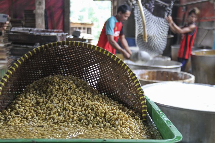 Pekerja melakukan proses pembuatan tahu di salah satu pabrik tahu di Pasir Putih, Depok, Jawa Barat, Selasa (15/2/2022). Ketua Umum Gabungan Koperasi Produsen Tempe Tahu (Gakoptindo) Aip Syarifudin mengumumkan akan melakukan aksi mogok produksi pada 21 - 23 Februari 2022, dampak naiknya harga kedelai dari Rp 9 ribu menjadi Rp 11 ribu per kilogram.