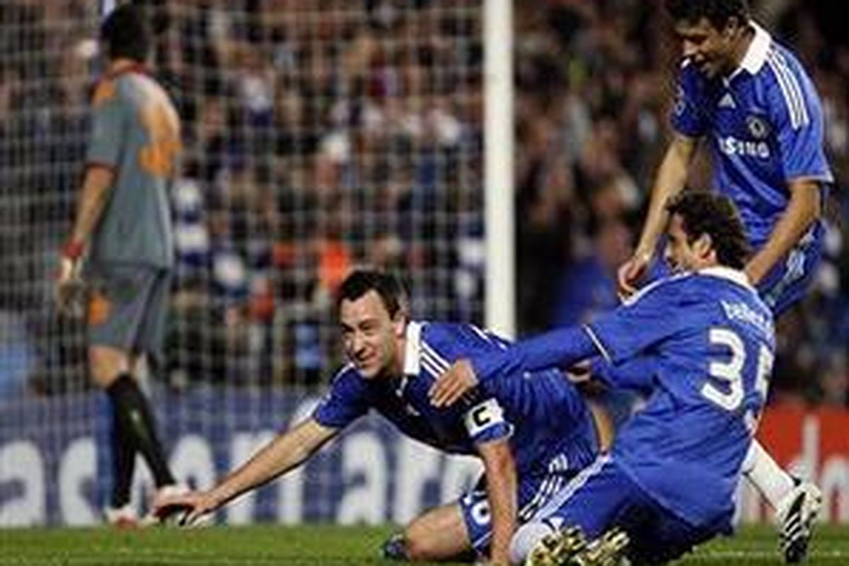 Kapten Chelsea, John terry, terjatuh setelah mencetak gol ke gawang AS Roma. Golnya menentukan kemenangan Chelsea 1-0.