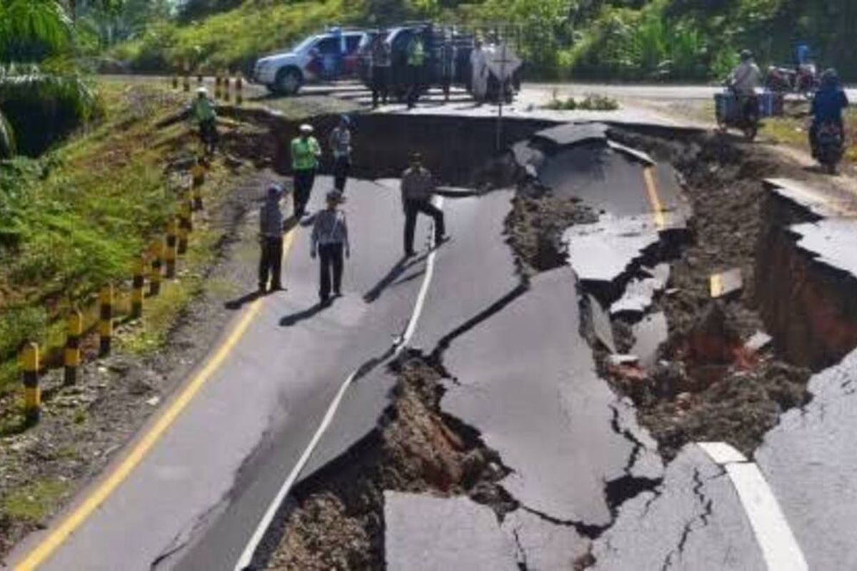 Polisi memastikan foto jalan ambles yang disebut-sebut di Sumedang ini adalah foto hoaks. Sebaran WhatsApp/Dok Polres Sumedang/KOMPAS.com