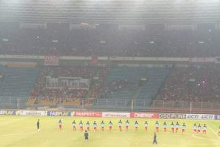 Suasana Stadion Utama Gelora Bung Karno jelang pertandingan terakhir penyisihan Grup G Kualifikasi Piala Asia U-19 antara Indonesia versus Korea Selatan. 