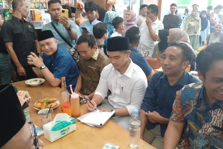 Ketua Umum PSI Kaesang Pangarep membagikan Buku tulis dengan cover bertuliskan nama Kaesang Pangarep ke sejumlah pelajar sekolah Muhammadiyah di Jakarta, Jumat (21/6/2024).