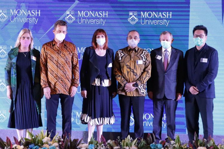 Peresmian Monash University di BSD City turut dihadiri oleh Prof. Susan Elliott AM (Provost and Senior Vice President Monash University), Prof. Andrew MacIntrye (President ? Monash University Indonesia) dan Prof. Margaret Gardner AC (Presiden dan Wakil Rektor ? Monash University), A. Zaki Iskandar (Bupati Tangerang), Simon Crean (Former Australian  Federal Politician Member of Monash University Council) dan Michael Widjaja (Group CEO ? Sinar Mas Land).