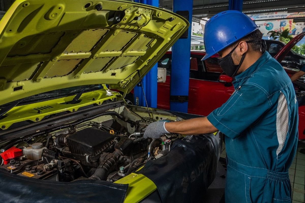 Ilustrasi servis mobil di bengkel resmi Suzuki.