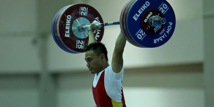 Atlet angkat besi Jawa Timur, Eko Yuli Irawan bertanding dalam kelas 62 kg pada PON XIX/2016 di Stadion Gelora Sabilulungan Si Jalak Harupat, Bandung, Selasa (20/9/2016). Ia meraih emas dengan total angkatan 307 kg sekaligus memecahkan rekor nasional untuk kategori clean and jerk dan total angkatan.