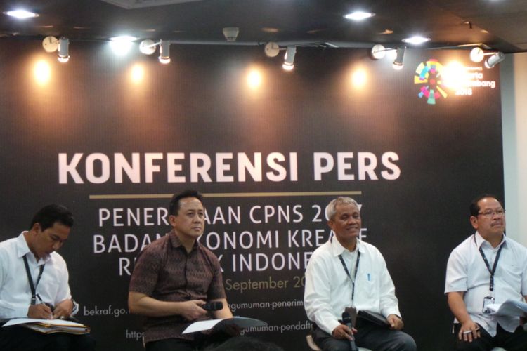 Konferensi pers Badan Ekonomi Kreatif soal penerimaan CPNS. Dalam foto tersebut terdapat Kepala Bekraf Triawan Munaf (pakai batik) dan Sekretaris Utama Bekraf Mesdin Cornelius Simarmata (kiri Triawan), di Kementerian BUMN, Jakarta Pusat, Senin (11/9/2017). 