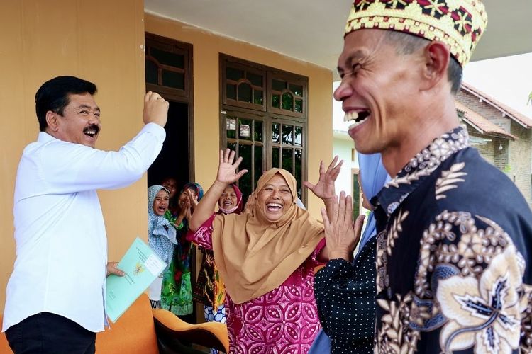 Menteri ATR/BPN Hadi Tjahjanto saat membagikan sertifikat kepada warga di Kabupaten Pesawaran, Kamis (26/10/2023).