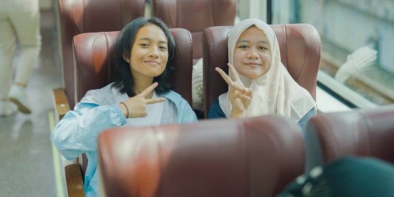 Terlihat dua siswi dari SMA Kemala Taruna Bhayangkara (KTB) dan Global Darussalam Academy (GDA) yang sedang duduk di dalam gerbong Kereta Kader Bangsa. Kereta ini diresmikan di Stasiun Gambir, Jakarta, Senin (14/7/2025), dan akan mengandarkan para kader bangsa ke Stasiun Tugu, Yogyakarta.