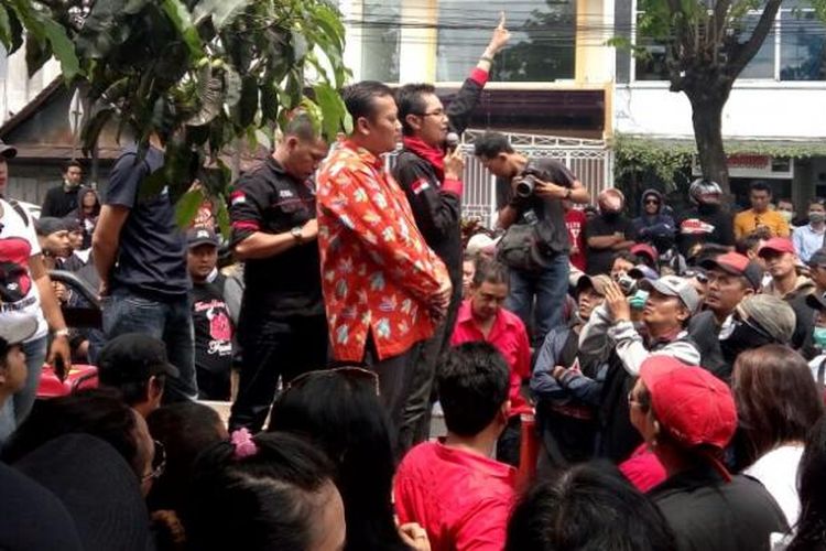 Ketua Komisi Pemilihan Umum (KPU) Kota Yogyakarta, Wawan Budianto (mengenakan batik) saat menemui massa aksi yang mengelar demo di depan Kantor KPU Kota Yogyakarta
