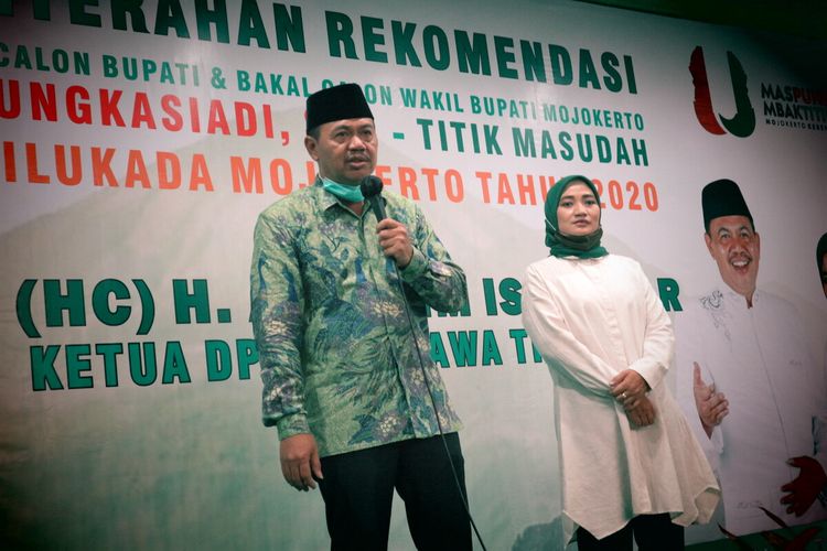 Pasangan Pungkasiadi - Titik Masudah menerima rekomendasi dari Partai Kebangkitan Bangsa (PKB) untuk maju dalam Pilkada Kabupaten Mojokerto. Rekomendasi tersebut diserahkan Ketua DPW PKB Jawa Timur, Abdul Halim Iskandar, di Kantor DPC PKB Kabupaten Mojokerto, Sabtu (8/8/2020) petang.