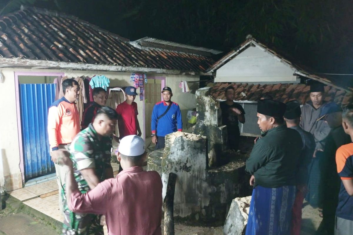 Petugas penyelamat gabungan bersama warga melakukan evakuasi di sumur tempat korban jatuh yang terletak di Desa Kranggan Timur, Kecamatan Galis, Kabupaten Bangkalan, Senin (9/6/2925). 