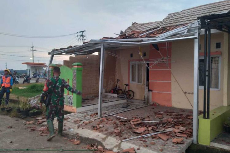 Lima ruko dan dua rumah di Perumahan Griya Mitra Sukasari, Desa Sukasari, Kecamatan Sukasari, Kabupaten Karawang rusak berat usai diterjang angin kencang disertai hujan deras.
