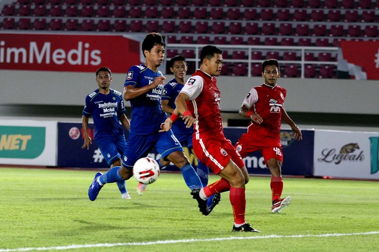 Pemain Persib Bandung Achmad Jufriyanto mengejar pemain Persija Jakarta Taufik Hidayat saat leg kedua yang berakhir 1-2 di Stadion Manahan, Solo, Minggu (24/4/2021) malam WIB.