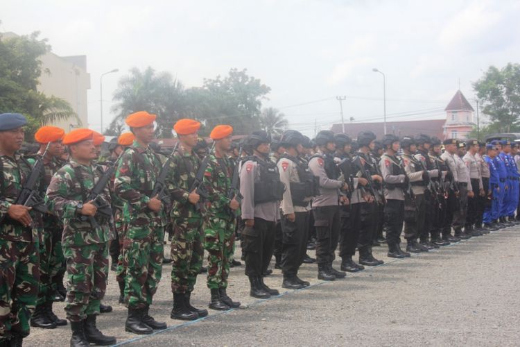 Personel TNI - Polri di Mimika sedang mengikuti apel gelar pasukan Mantap Brata Matoa  2018 di Lapangan TIMIKA Indah, Rabu (19/9/2018)